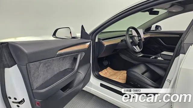 Tesla Model 3 — Фото автомобиля 10