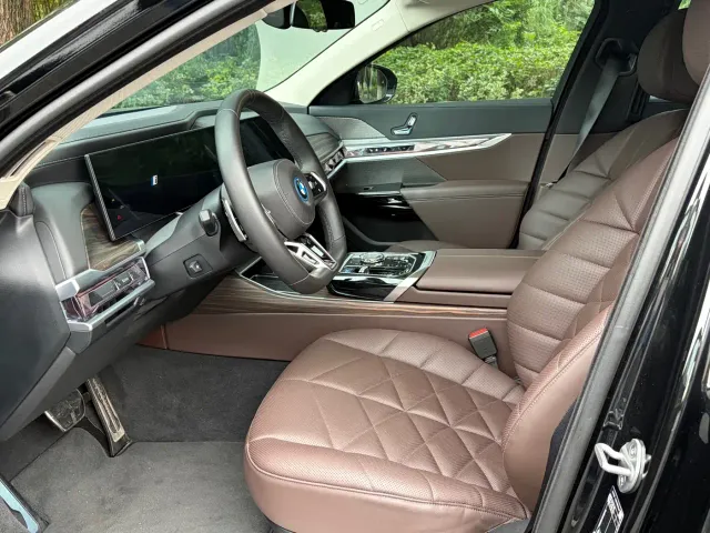 BMW i7 — Фото автомобиля 9