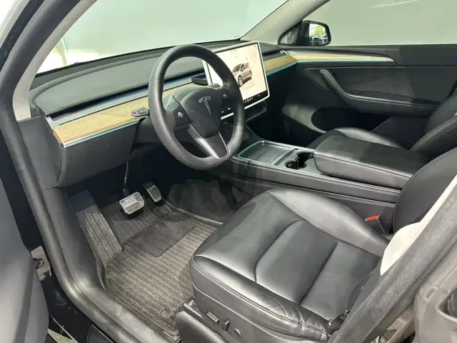 Tesla Model Y — Фото автомобиля 13