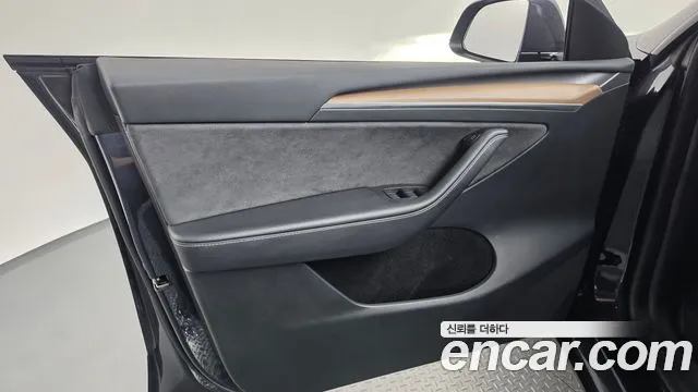 Tesla Model Y — Фото автомобиля 23