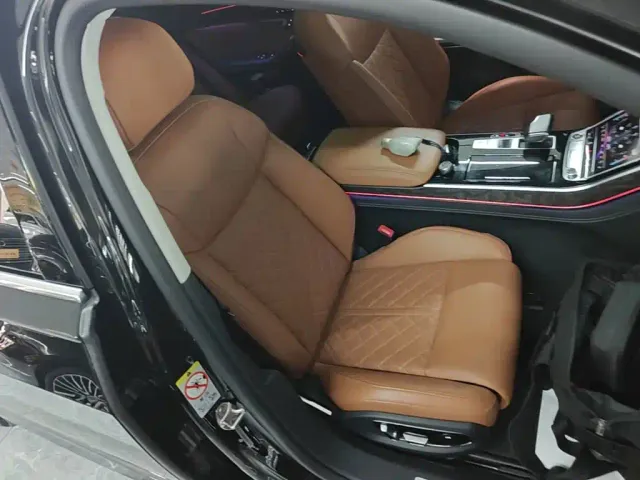 Audi A8 — Фото автомобиля 24