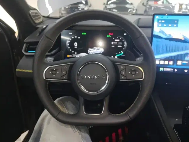 Lynk & Co 03 — Фото автомобиля 10