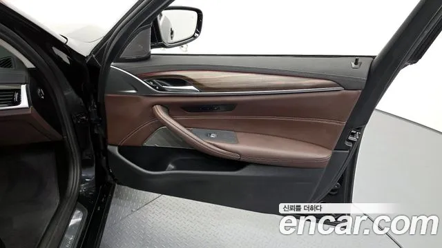 BMW 5-Series — Фото автомобиля 23