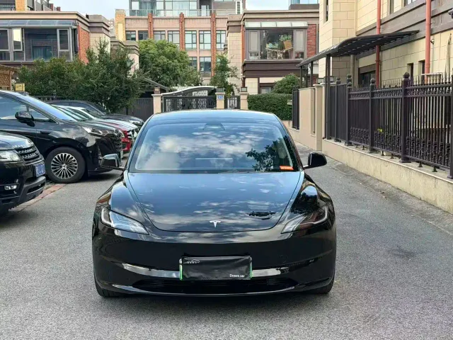 Tesla Model 3 — Фото автомобиля 2