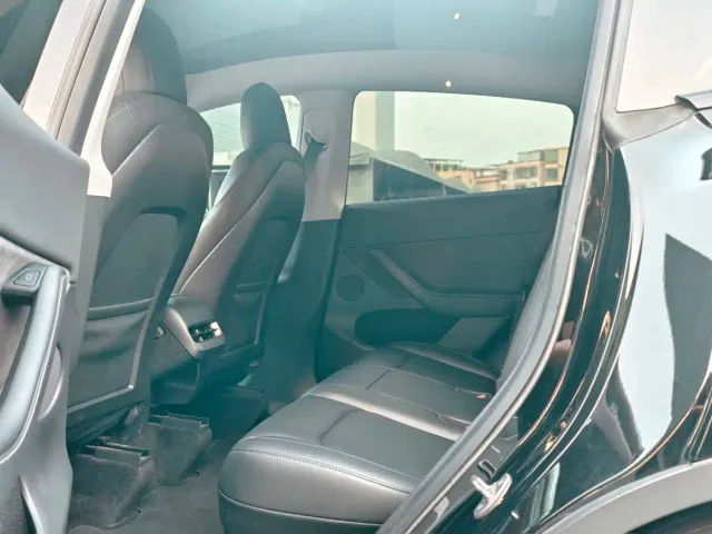 Tesla Model Y — Фото автомобиля 12