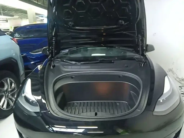Tesla Model 3 — Фото автомобиля 19