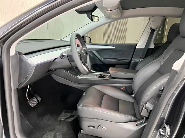 Tesla Model Y — Фото автомобиля 4