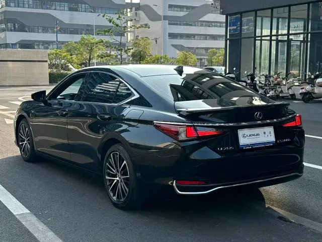 Lexus ES — Фото автомобиля 7