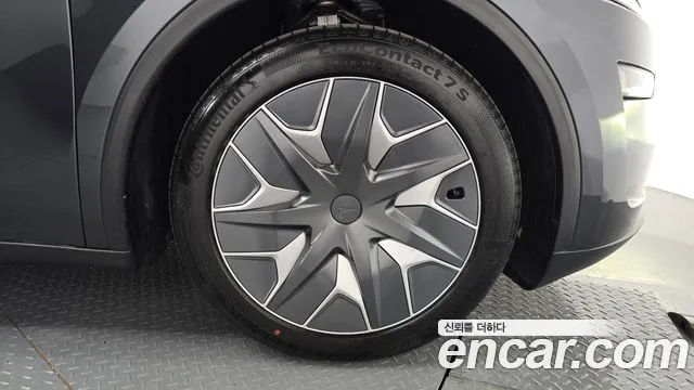 Tesla Model Y — Фото автомобиля 21