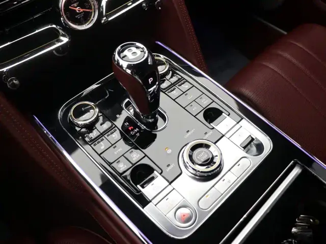 Bentley Flying Spur — Фото автомобиля 15