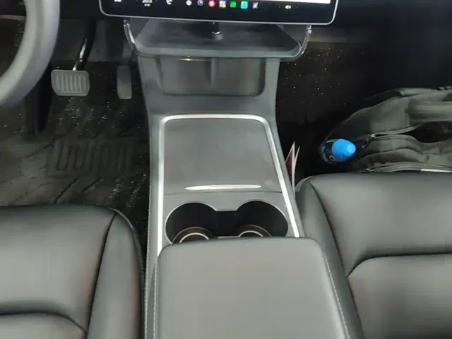 Tesla Model Y — Фото автомобиля 13