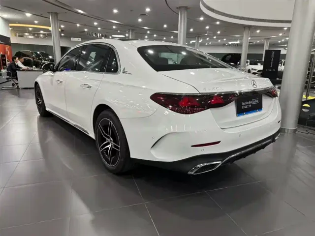 Mercedes-Benz E-Class — Фото автомобиля 3