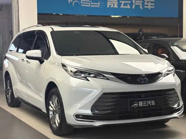 Toyota Sienna — Фото автомобиля 3