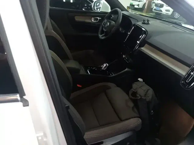 Volvo XC40 — Фото автомобиля 24