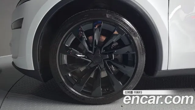Tesla Model Y — Фото автомобиля 5
