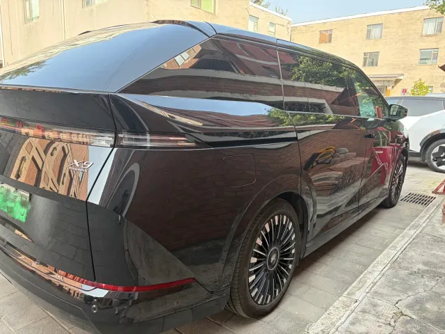 Xpeng X9 — Фото автомобиля 5