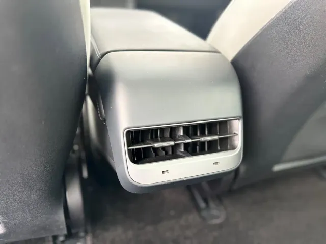 Tesla Model 3 — Фото автомобиля 15