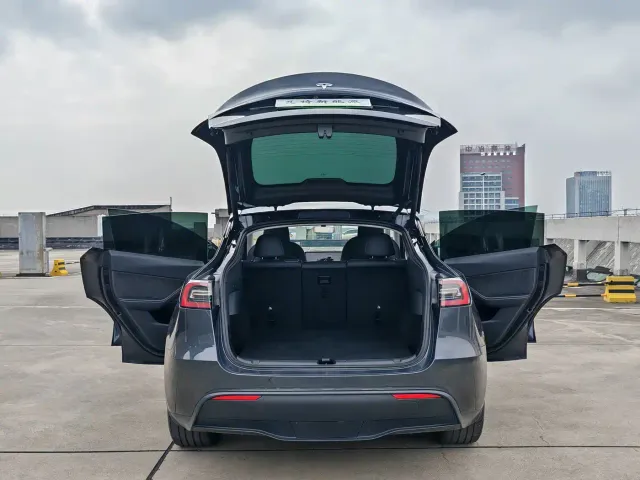 Tesla Model Y — Фото автомобиля 15