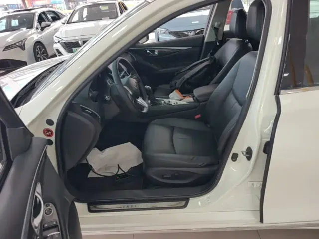 Infiniti Q50L — Фото автомобиля 14