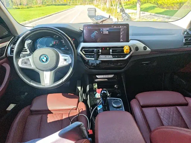 BMW iX3 — Фото автомобиля 10