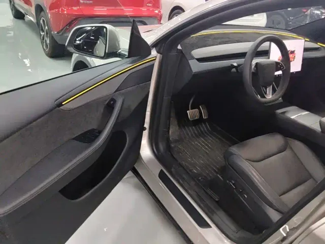 Tesla Model Y L — Фото автомобиля 11