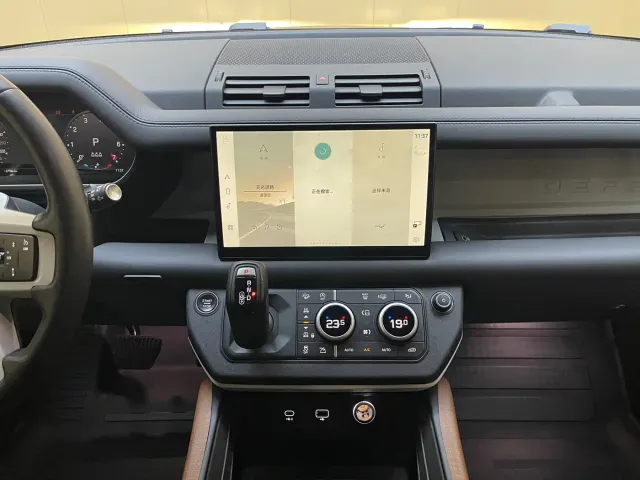 Land Rover Defender — Фото автомобиля 14