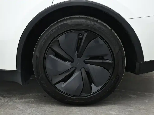 Tesla Model Y — Фото автомобиля 8