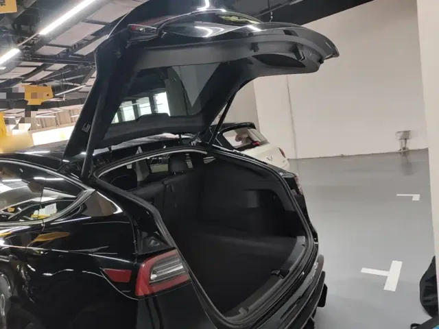 Tesla Model Y — Фото автомобиля 18