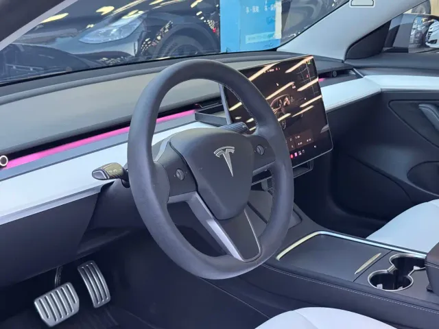 Tesla Model 3 — Фото автомобиля 19