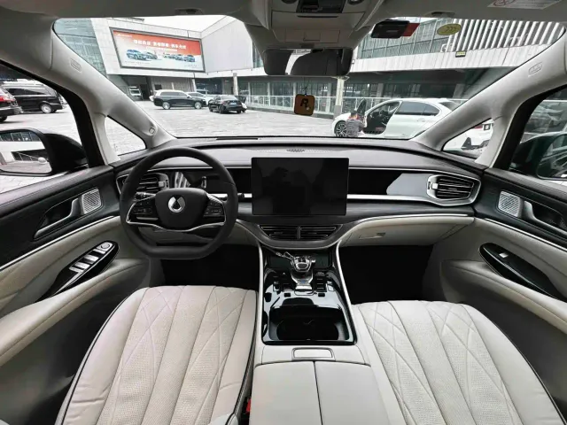 Denza Denza D9 2024 DM-i 980 AWD Flagship — Фото автомобиля 18