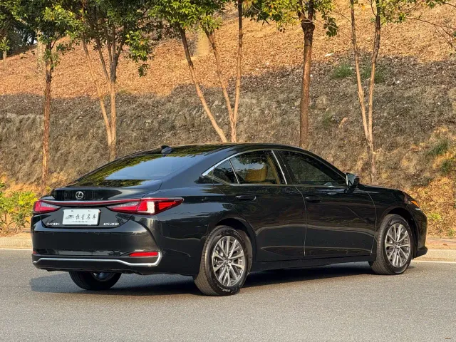 Lexus ES — Фото автомобиля 9