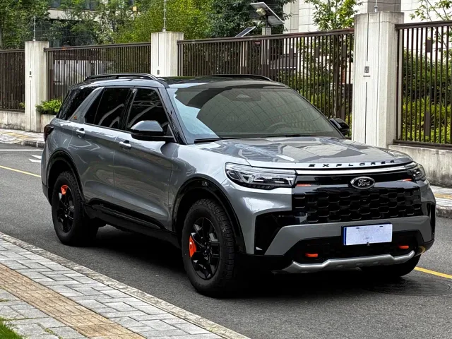 Ford Explorer — Фото автомобиля 3