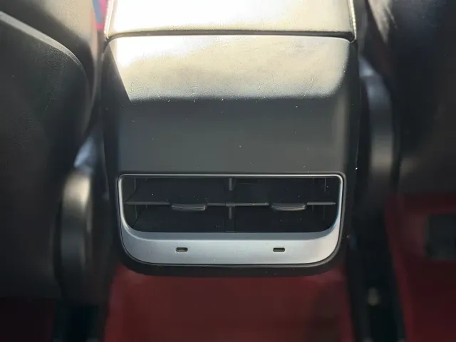 Tesla Model Y — Фото автомобиля 8