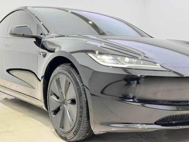 Tesla Model 3 — Фото автомобиля 3