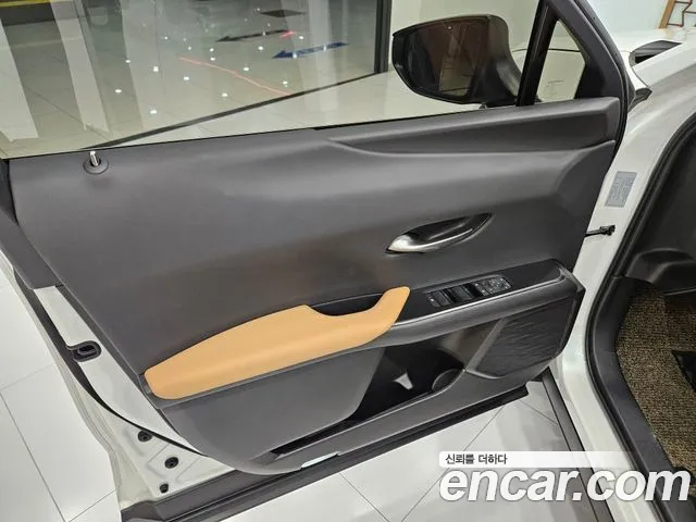 Lexus UX — Фото автомобиля 14