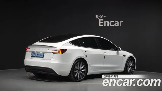 Tesla Model 3 — Фото автомобиля 2