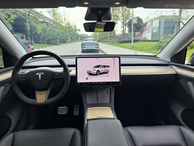 Tesla Model Y — Фото автомобиля 4