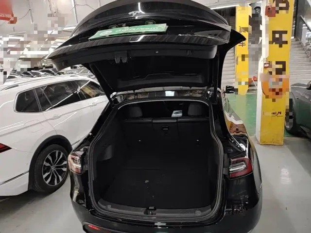 Tesla Model Y — Фото автомобиля 18