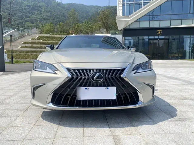 Lexus ES — Фото автомобиля 10