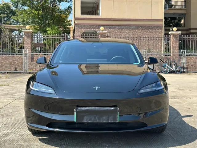 Tesla Model 3 — Фото автомобиля 2