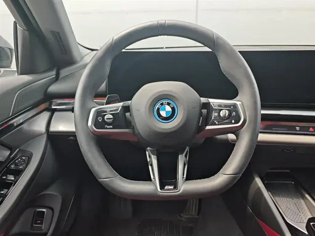 BMW i5 — Фото автомобиля 11