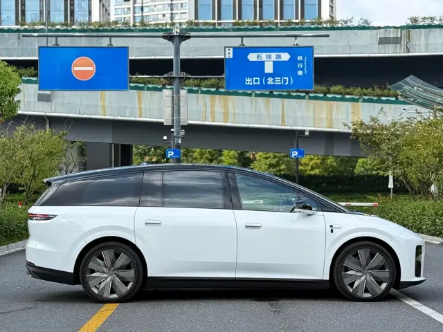 Li Auto i9 — Фото автомобиля 15