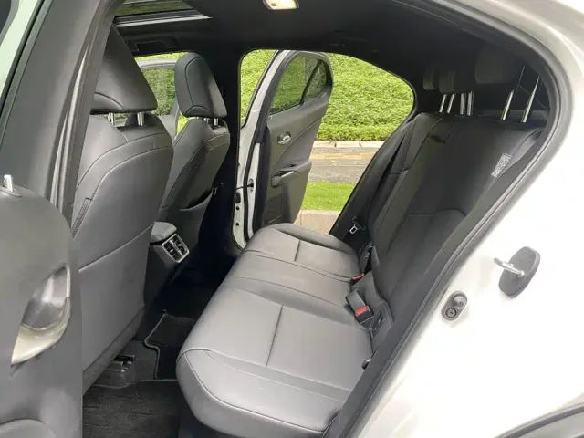 Lexus UX — Фото автомобиля 2