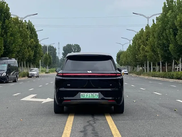Li Auto L8 — Фото автомобиля 8