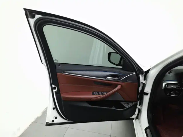 BMW 5 Series — Фото автомобиля 8