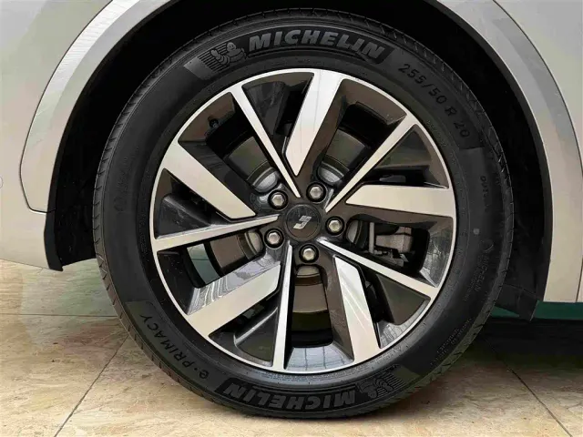 Li Auto L7 — Фото автомобиля 18