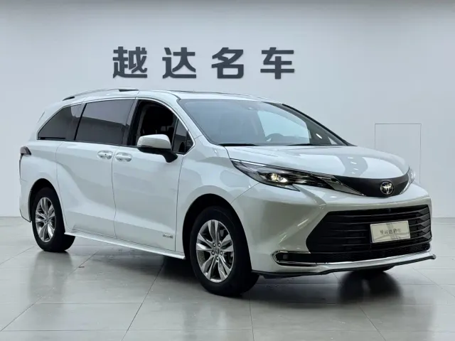 Toyota Sienna — Фото автомобиля 3
