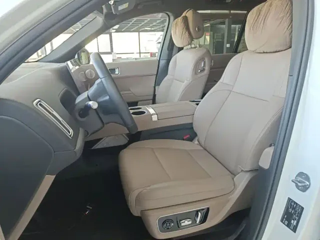 Li Auto L8 — Фото автомобиля 14