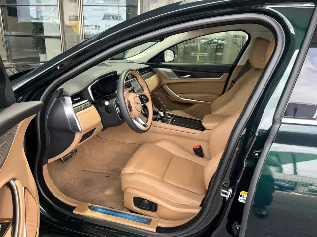 Jaguar XFL — Фото автомобиля 4