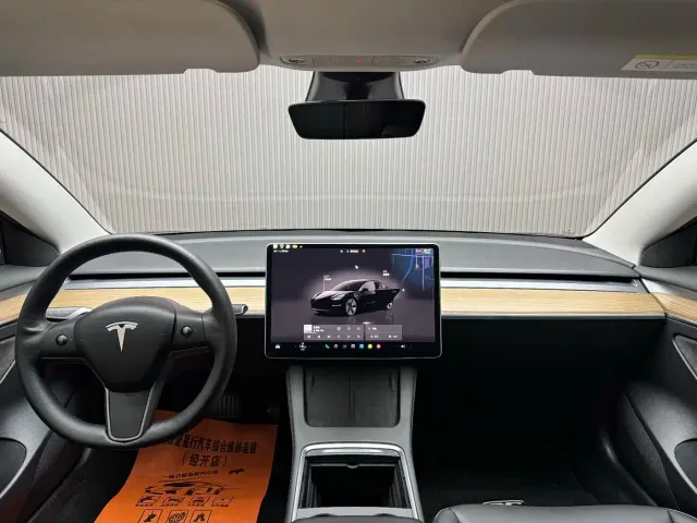 Tesla Model 3 — Фото автомобиля 6